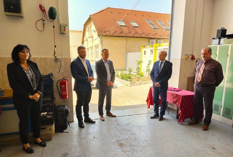 Új Audi "oktató-autót" adtak át iskolánk számára a Porsche Hungária Kft. és a Lukács és Tamás Kft. képviselői