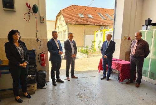 Új Audi "oktató-autót" adtak át iskolánk számára a Porsche Hungária Kft. és a Lukács és Tamás Kft. képviselői